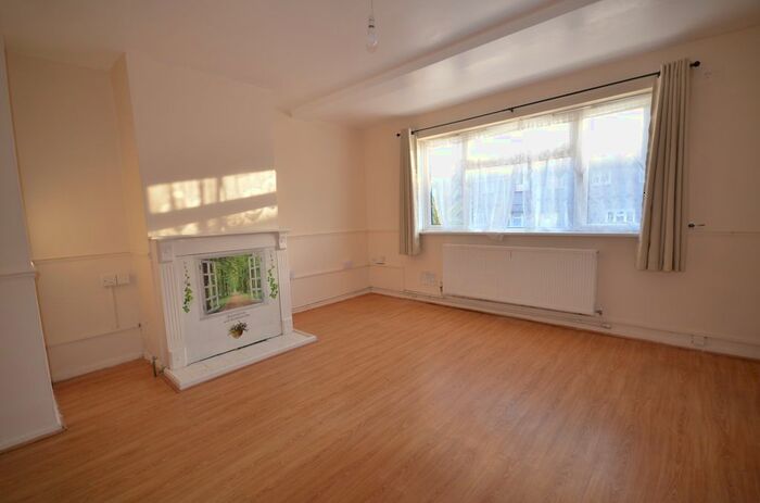 3 Bedroom Maisonette To Rent In Thorndike, Slough SL2