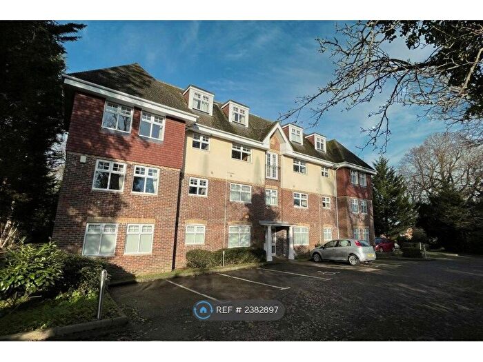 3 Bedroom Flat To Rent In Brecon Heights, Crawley, RH11