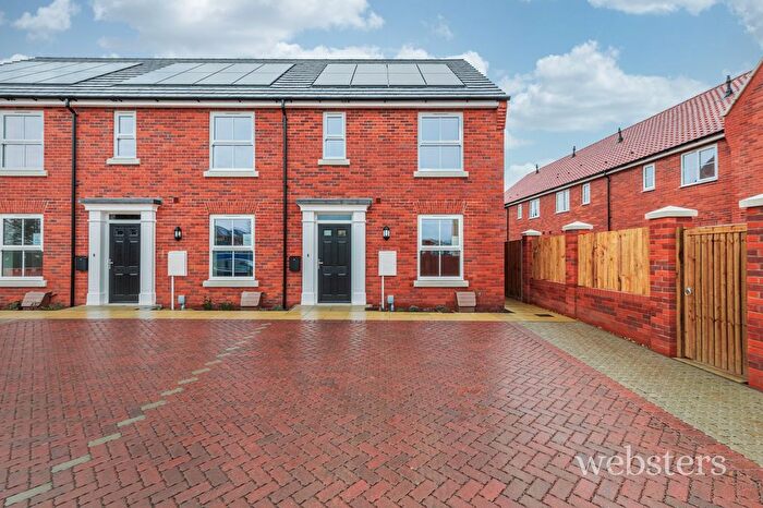 2 Bedroom Property To Rent In Woodfield Road, Holt, NR25