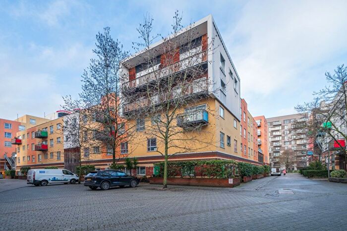 3 Bedroom Maisonette For Sale In Teal Street, London, SE10