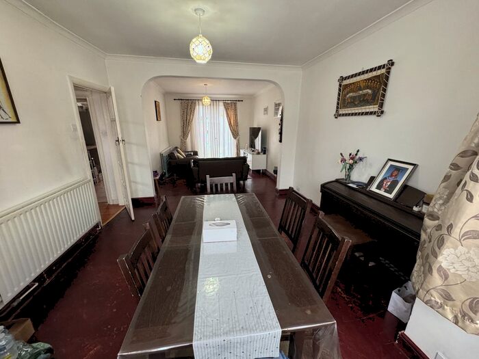 3 Bedroom Semi-Detached House To Rent In Park Road, Hounslow, Greater London, TW3