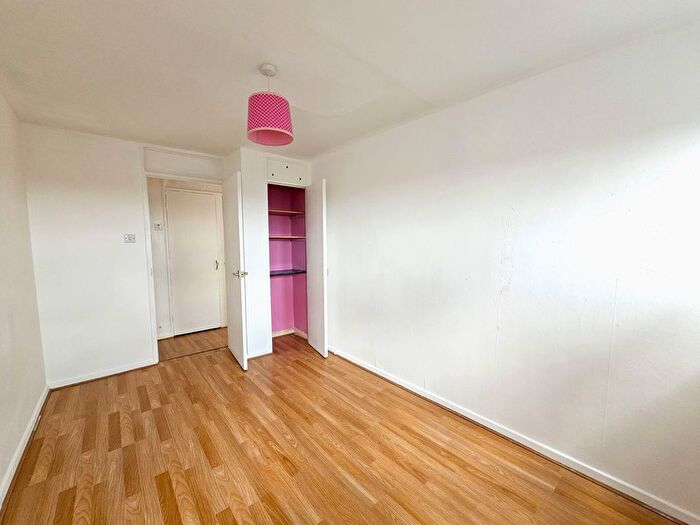 2 Bedroom Flat To Rent In Fullwell Avenue, Ilford, IG5