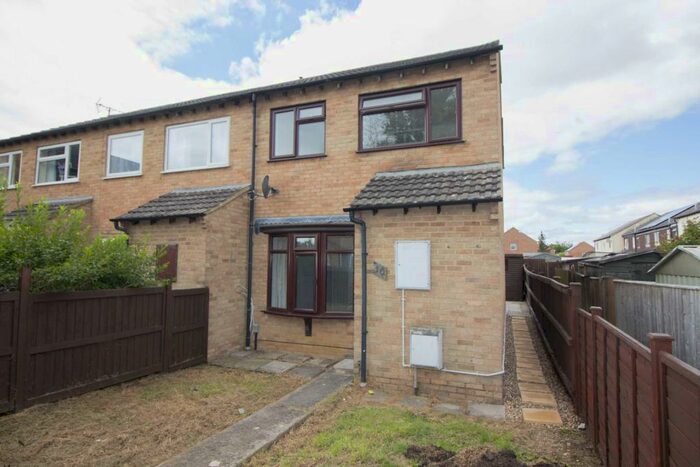 3 Bedroom End Of Terrace House To Rent In Chestnut Close, Frome, BA11