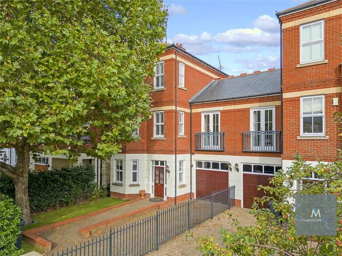 5 Bedroom Terraced House To Rent In Brandesbury Square, Woodford Green, IG8