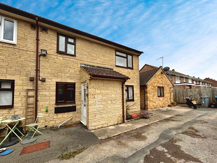 2 Bedroom Apartment For Sale In Hill View, Carterton, Oxfordshire, OX18