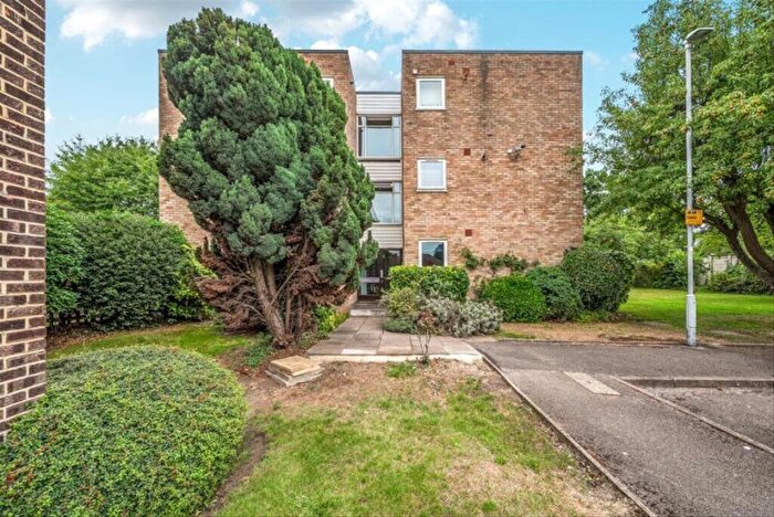 2 Bedroom Flat To Rent In Lambourn Grove, Kingston Upon Thames, KT1