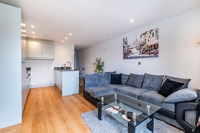 3 Bedroom Flat To Rent In Oakmead Road, London, SW12