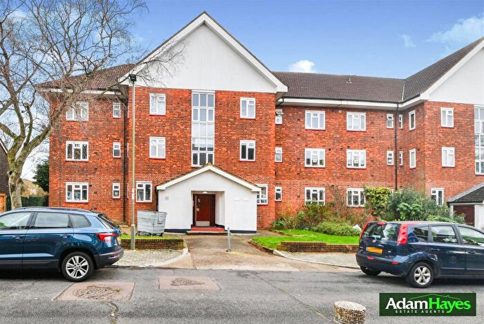 3 Bedroom Apartment For Sale In Elmshurst Crescent, East Finchley, N2
