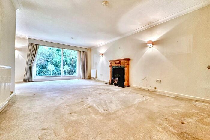 2 Bedroom Flat For Sale In Canford Cliffs, BH13