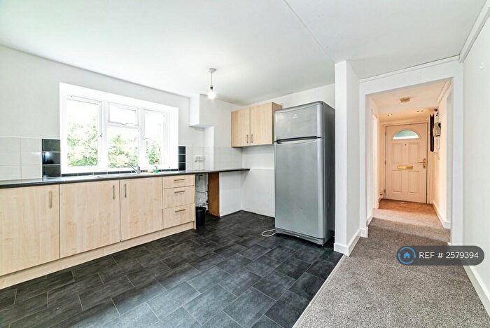2 Bedroom Flat To Rent In Hunters Hill, Reading, RG7