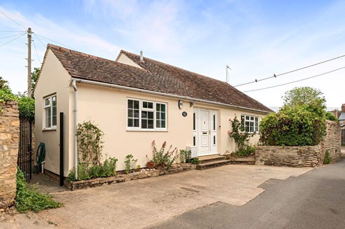 2 Bedroom Detached Bungalow For Sale In Rosemary Lane, Bampton, Oxfordshire, OX18