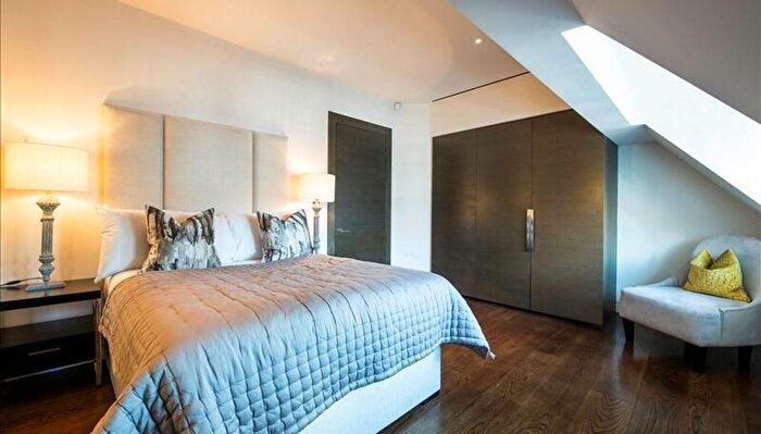2 Bedroom Flat To Rent In Duke Street, London, W1K