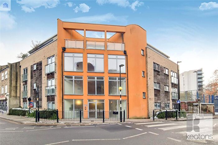 2 Bedroom Flat To Rent In Salmon Lane, Limehouse, London, E14