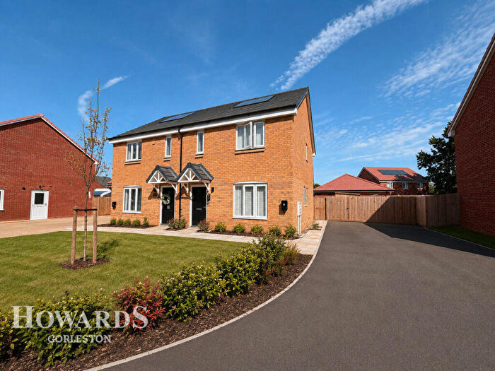 3 Bedroom Semi-Detached House For Sale In Shorten Place, Bradwell, NR31