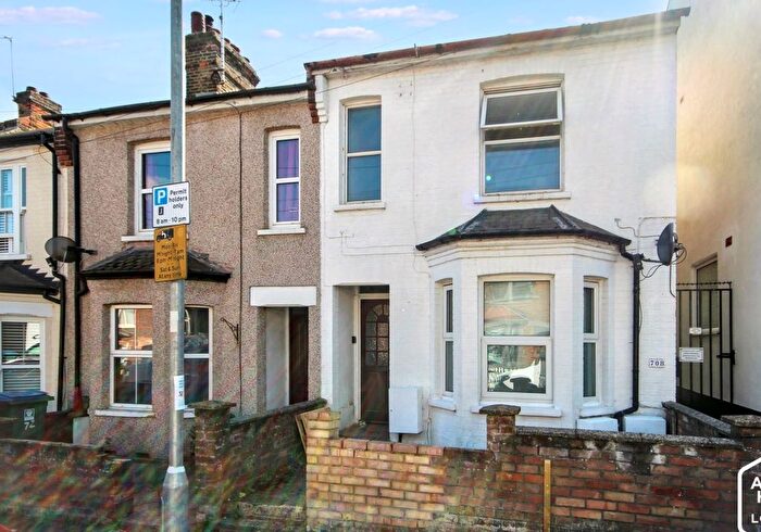 2 Bedroom Flat For Sale In A St. James Road, Watford, Hertfordshire, WD18