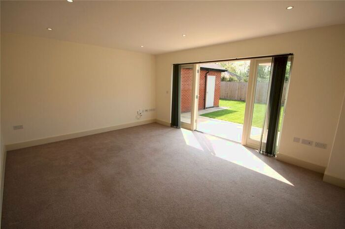 3 Bedroom Semi-Detached House To Rent In Middleton Close, Cambridge, CB4