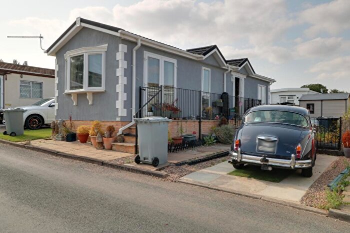 2 Bedroom Park Home For Sale In Cheveley Park, Spittlegate, Grantham, NG31