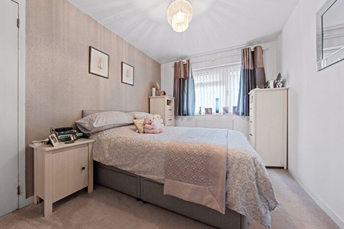 2 Bedroom Bungalow For Sale In Southwood Close, Worcester Park, KT4
