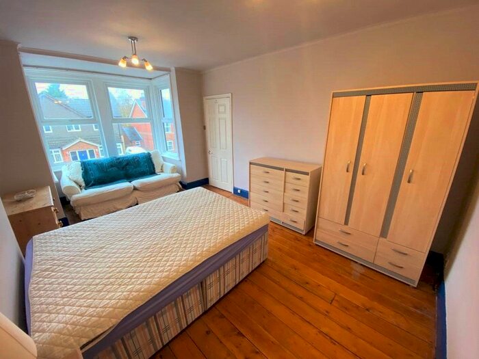 1 Bedroom Property To Rent In Pinehill Road, Crowthorne, Berkshire, RG45