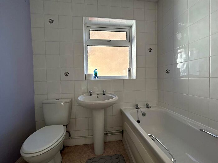 2 Bedroom Bungalow For Sale In Johnsons Grove, Oldbury, B68