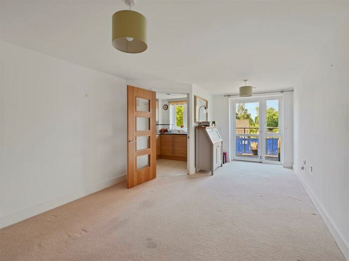 1 Bedroom Apartment For Sale In Limpsfield Road, Sanderstead, South Croydon, CR2