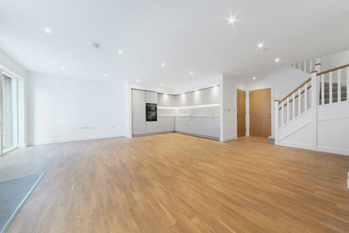 4 Bedroom Apartment To Rent In Lismore Boulevard, London, NW9