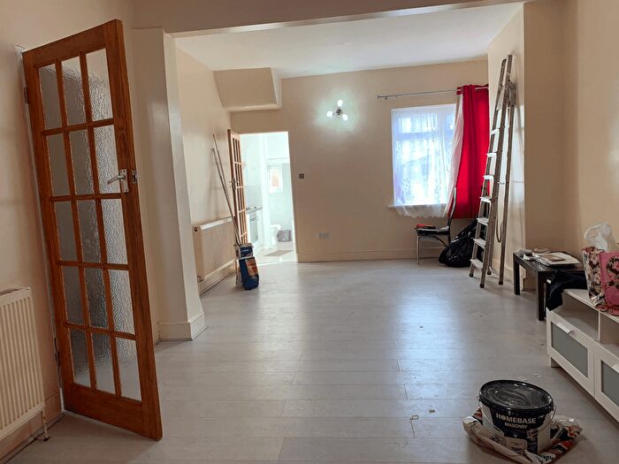 3 Bedroom Semi-Detached House To Rent In Ilford, IG1