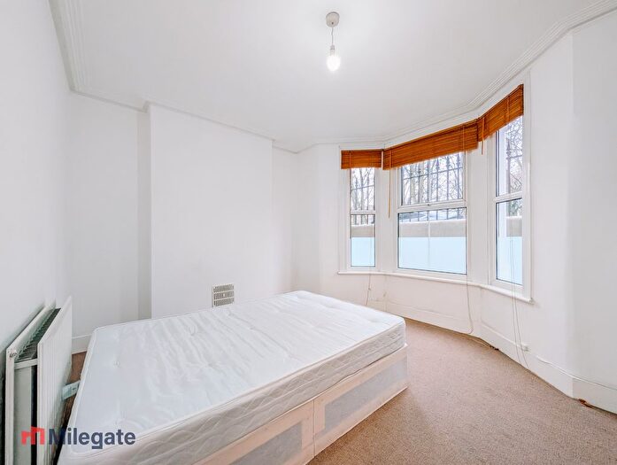 1 Bedroom Flat To Rent In Temple Dwellings, Temple Street, London, E2