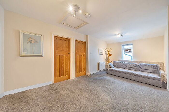 2 Bedroom Flat To Rent In High Street, Shepperton, TW17