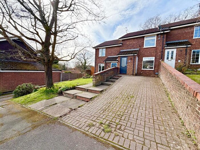 3 Bedroom Terraced House For Sale In Buckingham Way, Frimley, GU16