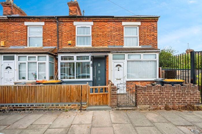 2 Bedroom Terraced House For Sale In Gratton Road, Bedford, Bedfordshire, MK40