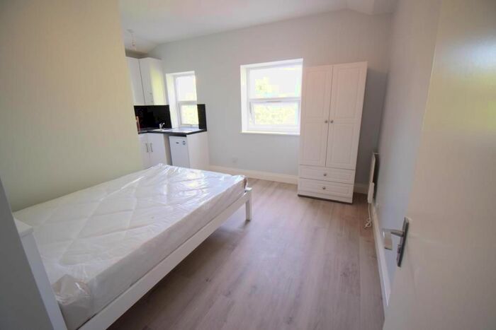 Studio To Rent In Kingsland Road, Dalston, London, E8
