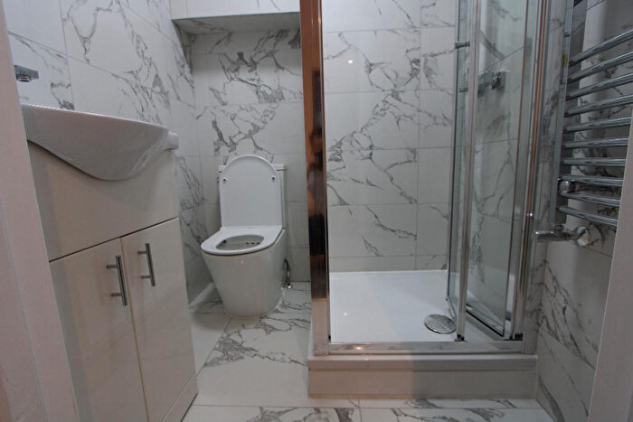 3 Bedroom Flat To Rent In Parkgate Road, London, SW11