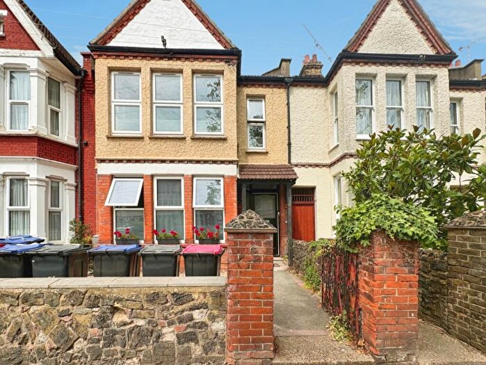 2 Bedroom Flat To Rent In Boscombe Road, Southend-On-Sea, SS2