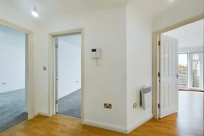 2 Bedroom Apartment For Sale In The Spires, Town Centre, HP2