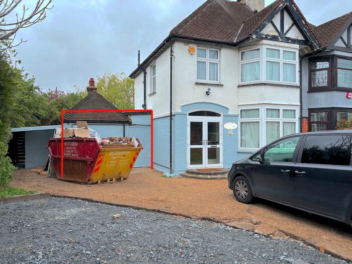 Studio To Rent In Upminster Road North, Rainham, RM13