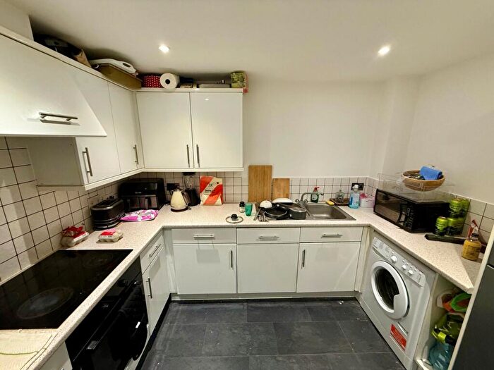 2 Bedroom Flat To Rent In Lower Canal Walk, Southampton, Hampshire, SO14