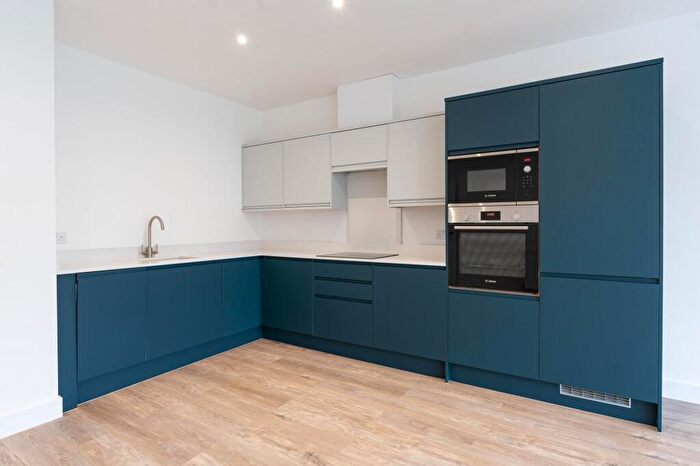 2 Bedroom Apartment For Sale In St Andrews Court, Thame, OX9