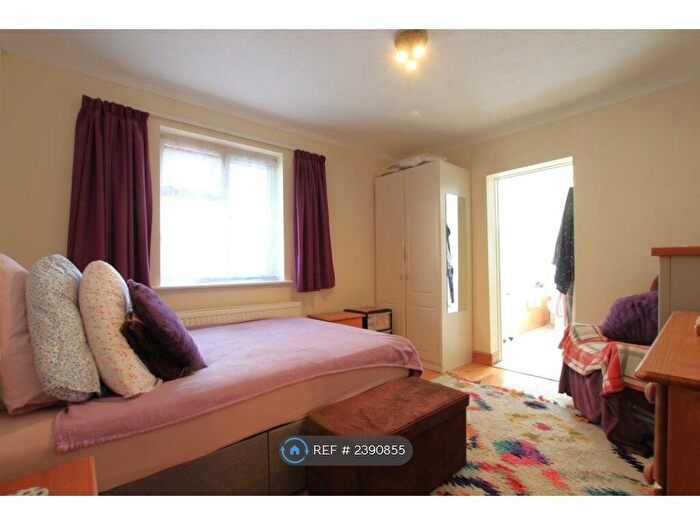 4 Bedroom Bungalow To Rent In Coppice Drive, Wraysbury, Staines-Upon-Thames, TW19