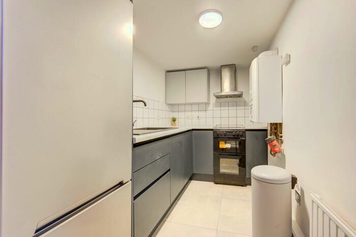 1 Bedroom Flat To Rent In Redcliffe Gardens, Chelsea, London, SW10
