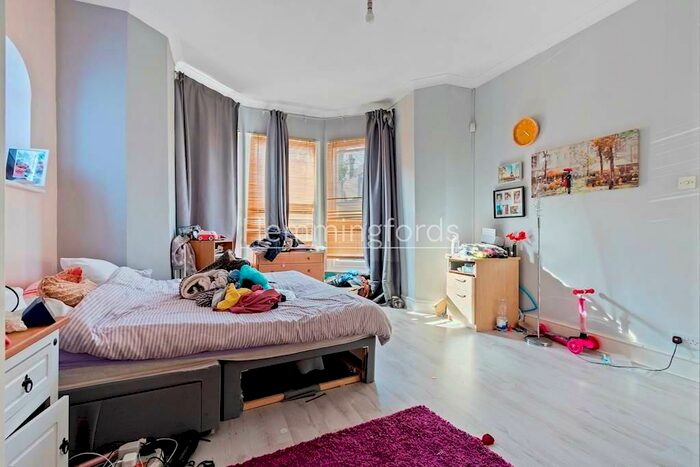 2 Bedroom Apartment To Rent In Broomfield Avenue, Palmers Green, N13