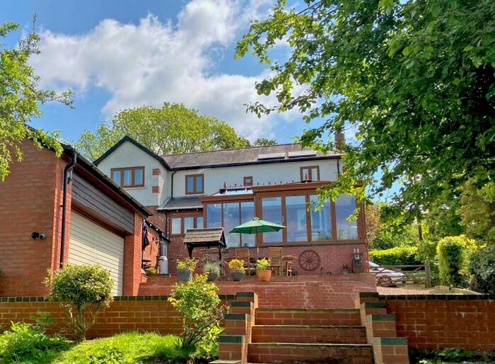 4 Bedroom Detached House For Sale In Northampton Road, Blisworth, Northamptonshire, NN7