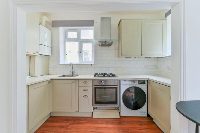 2 Bedroom Flat To Rent In Rosendale Road, West Dulwich, London, SE21