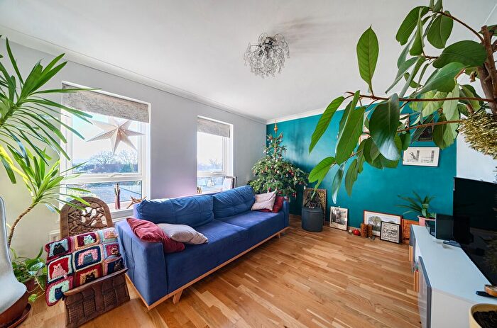 3 Bedroom Flat For Sale In Walton-On-Thames, Surrey, KT12