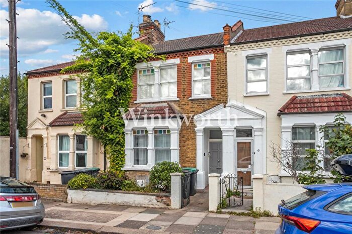 2 Bedroom Apartment For Sale In Vale Road, London, N4