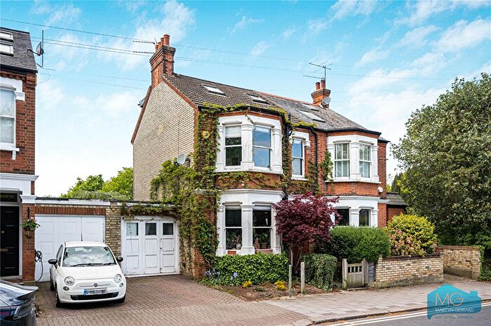 4 Bedroom Semi-Detached House For Sale In St. Albans Road, Barnet, EN5