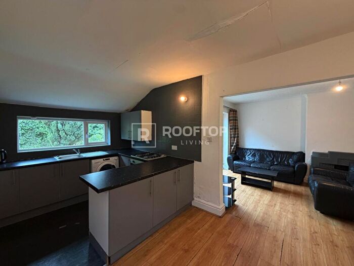 4 Bedroom House To Rent In Dennistead Crescent, Leeds, LS6