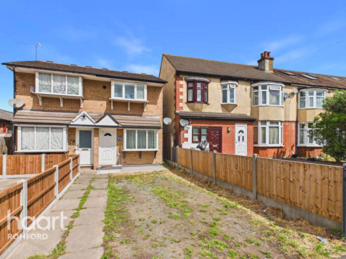 1 Bedroom End Of Terrace House For Sale In Brentwood Road, Romford, RM1