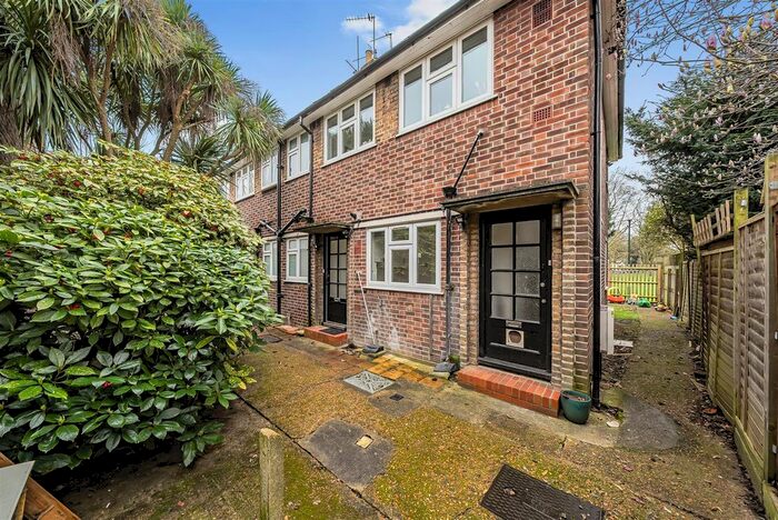 1 Bedroom Flat To Rent In The Greenways, South Western Road, St Margarets, Twickenham, TW1