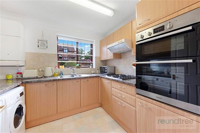 2 Bedroom Maisonette For Sale In Priory Field Drive, Edgware, HA8